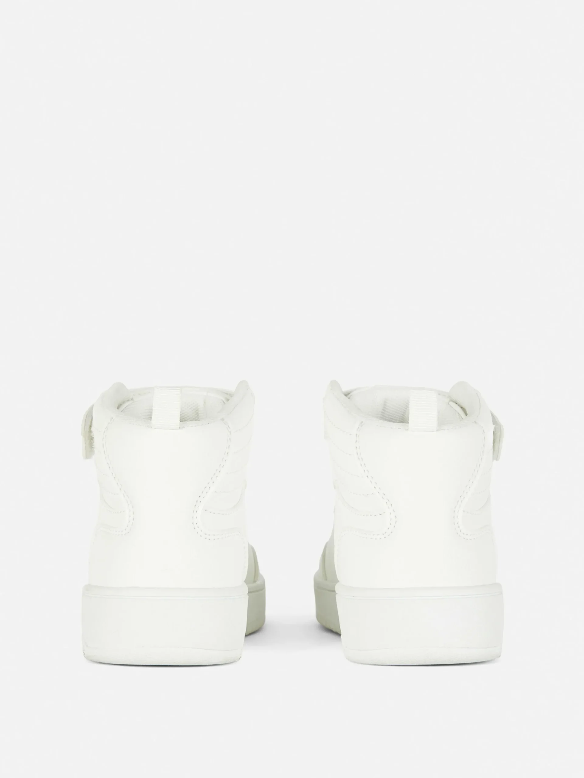 Hoge Sneakers Met Regenboogbedels