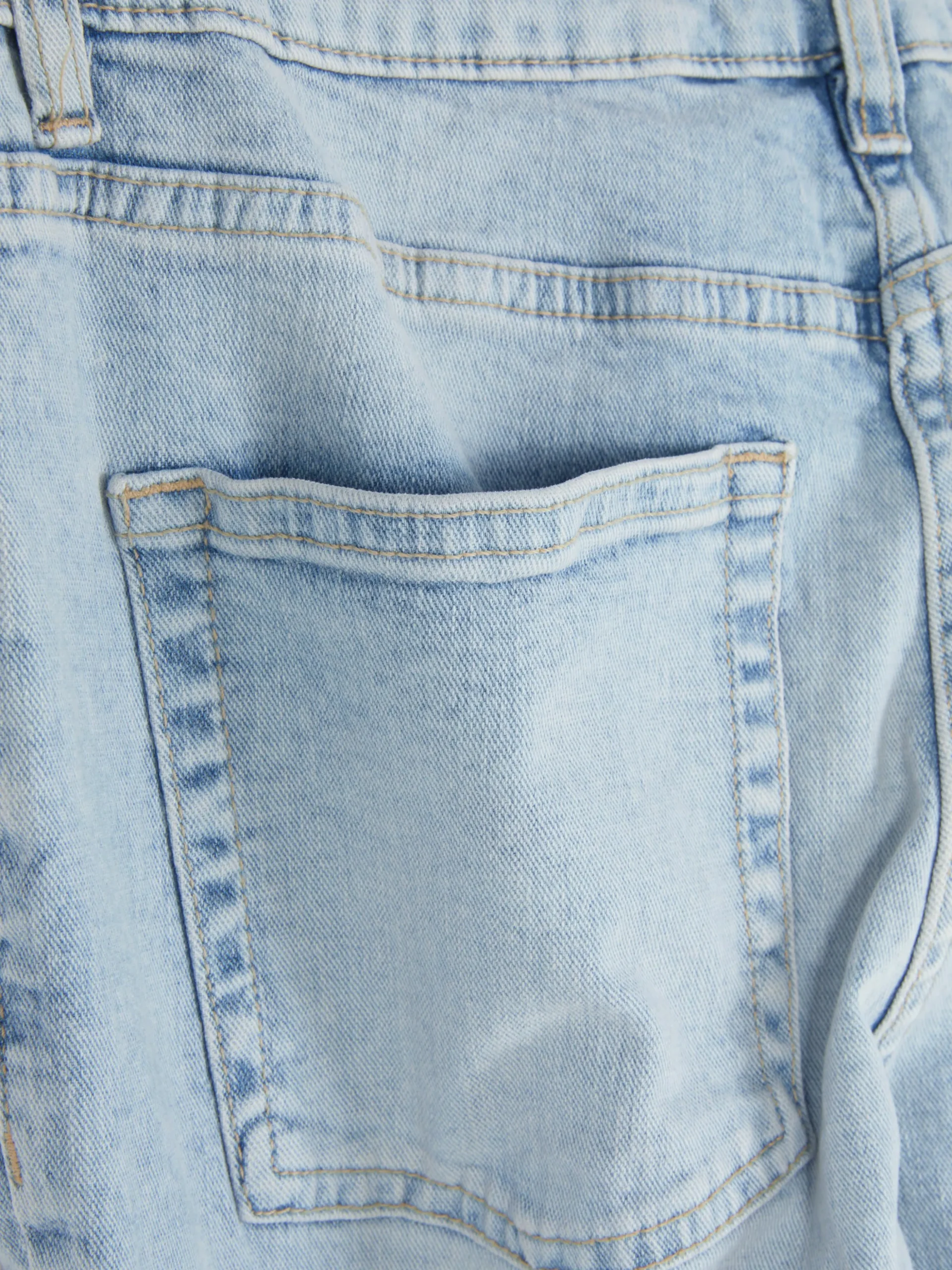 Korte Jeans Met Wijd Uitlopende Pijpen