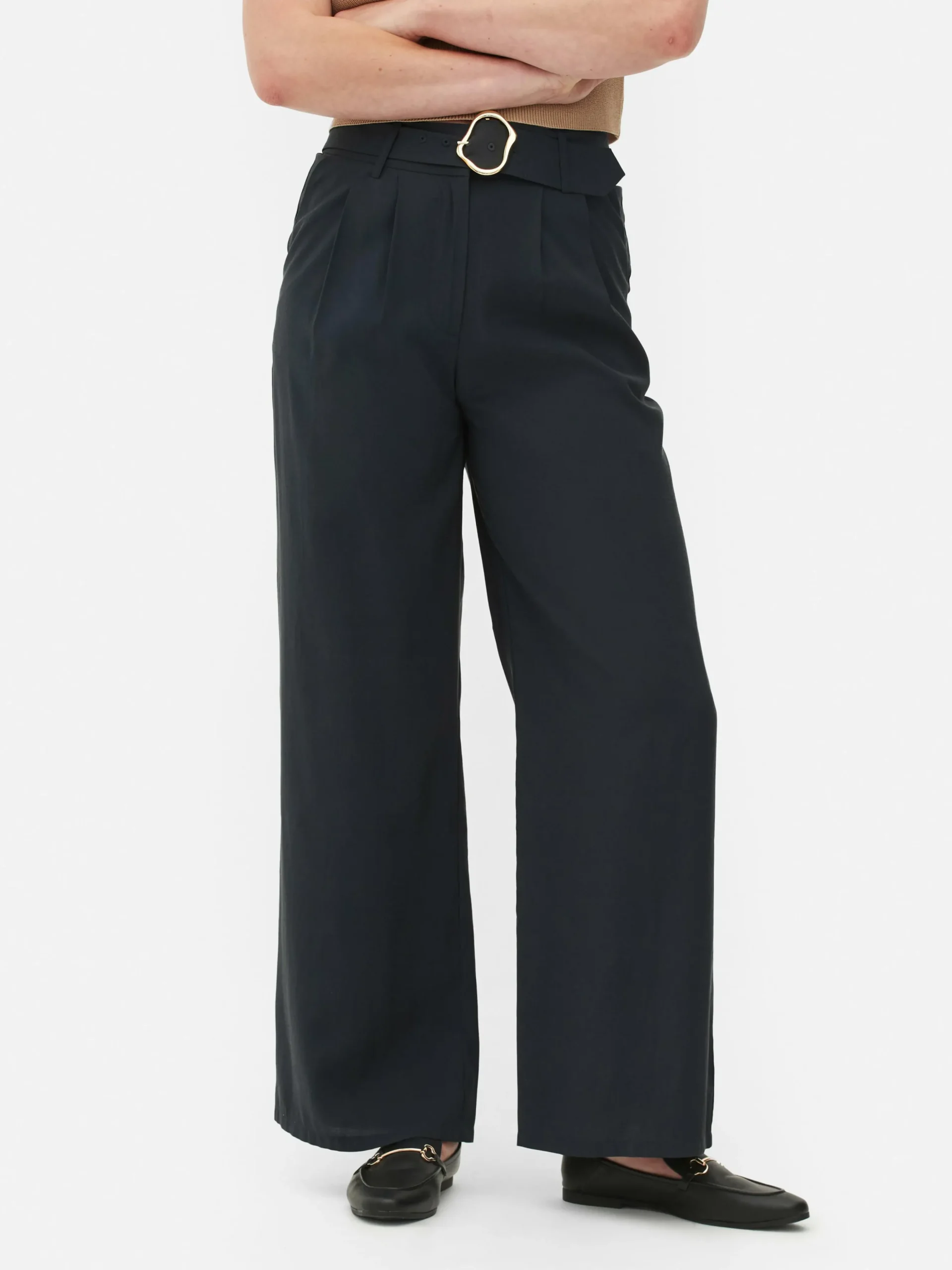 Matchende Broek Met Wijde Pijpen En Gesp