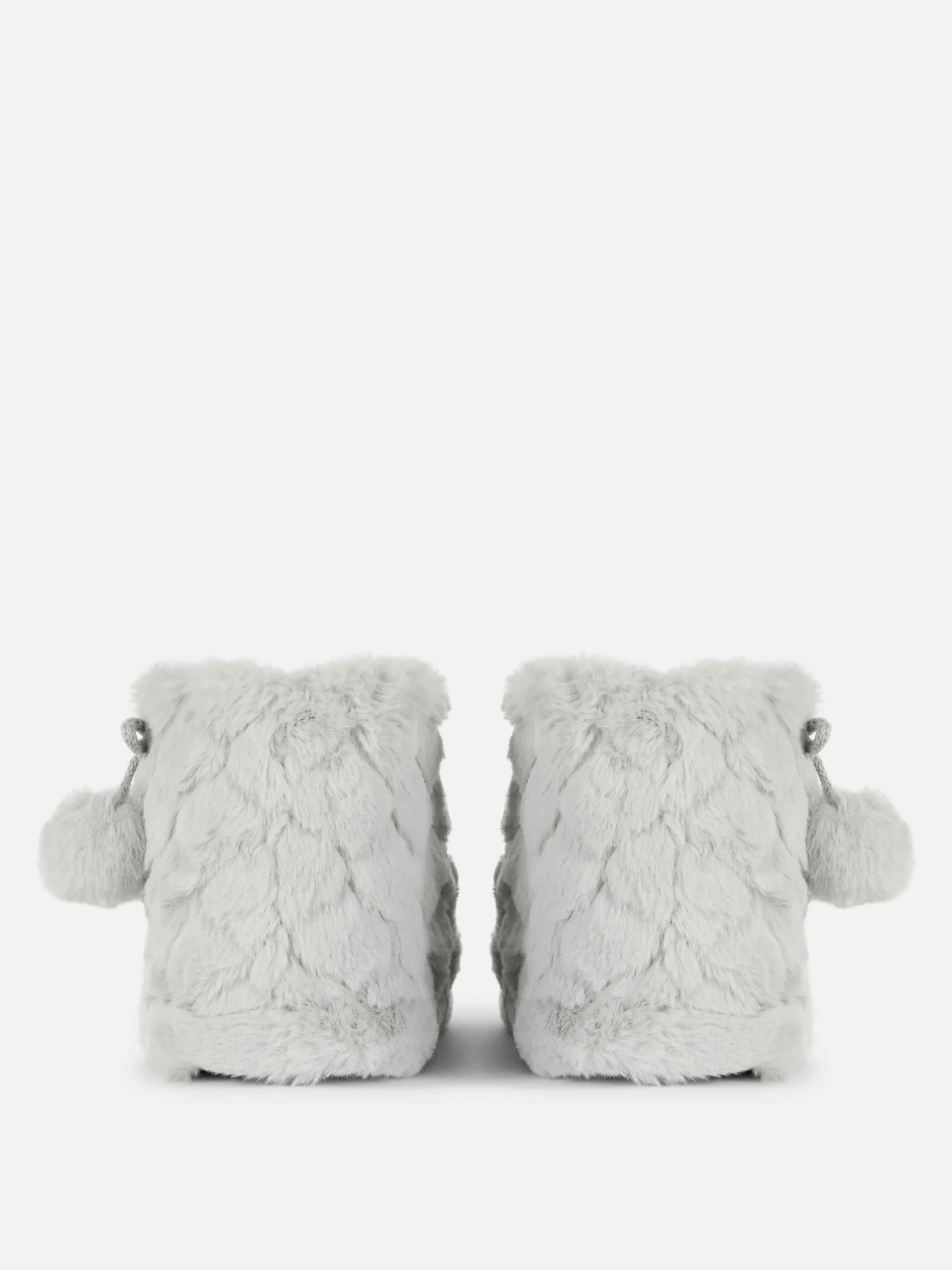 Pluizige Slofjes Met Pompons