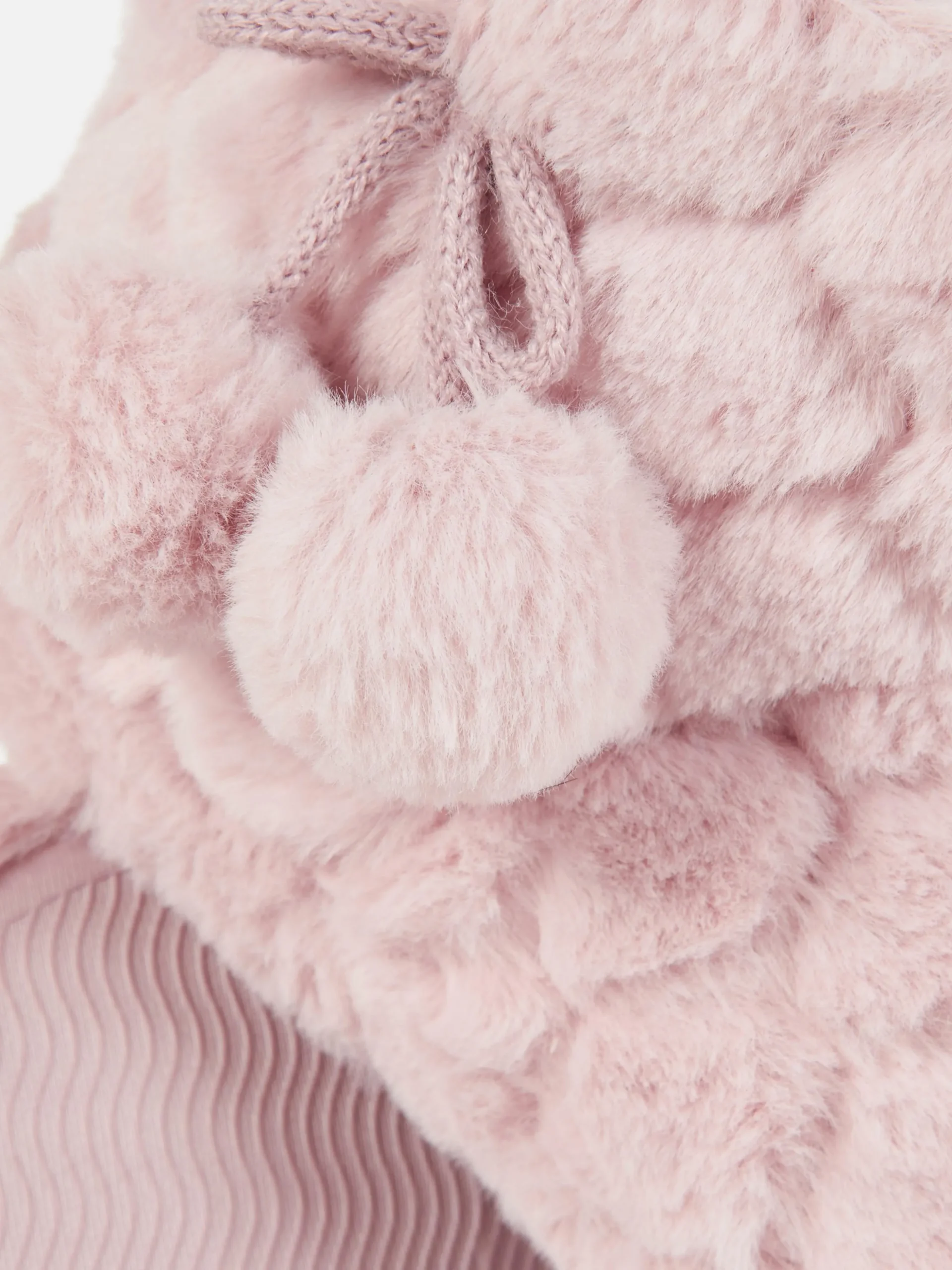 Pluizige Slofjes Met Pompons