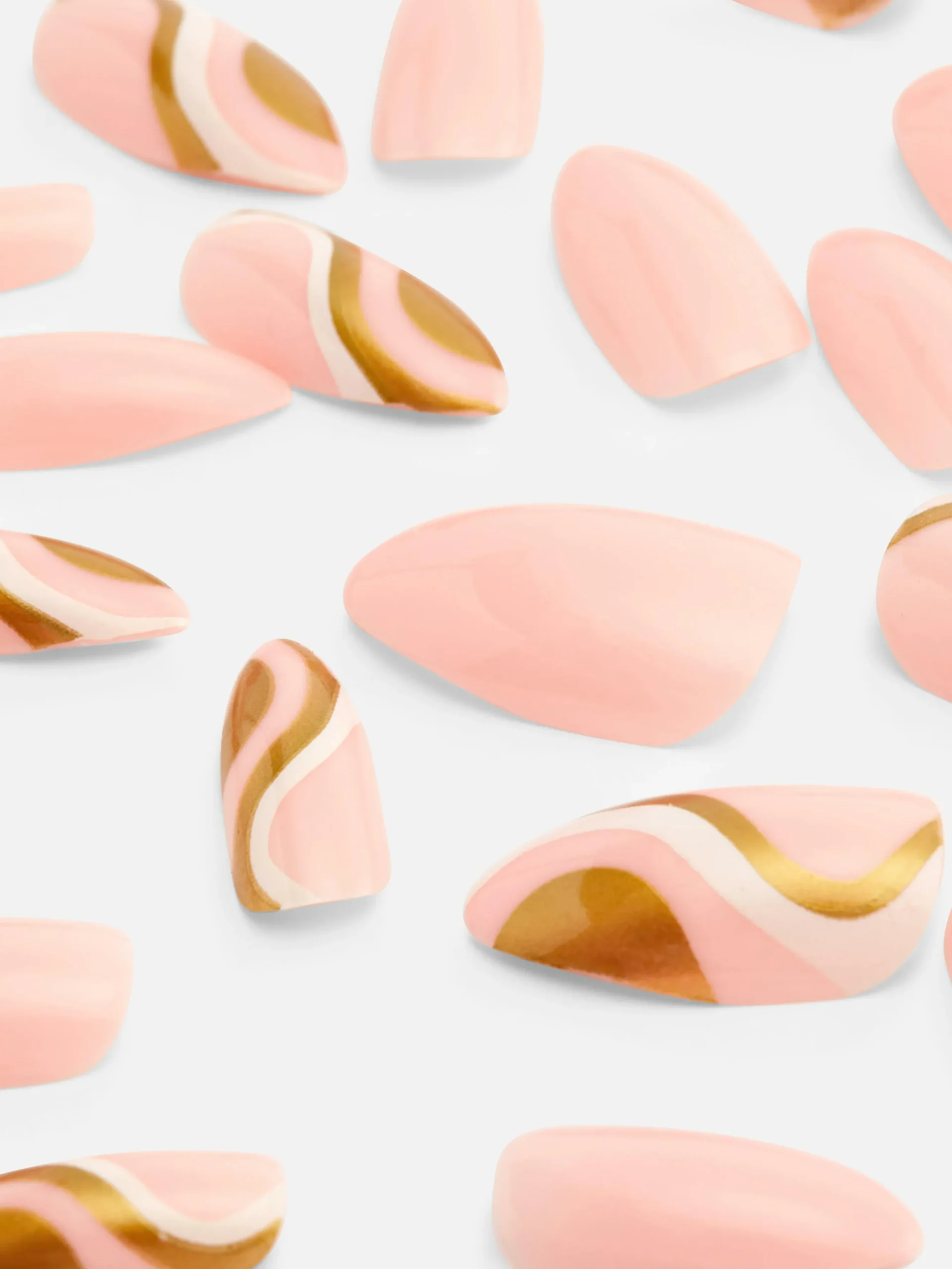 PS... Glanzende Puntige Kunstnagels Met Swirl-effect