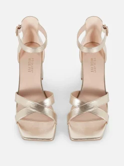 Pumps Met Brede Pasvorm En Gekruiste Bandjes