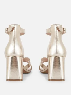 Pumps Met Brede Pasvorm En Gekruiste Bandjes