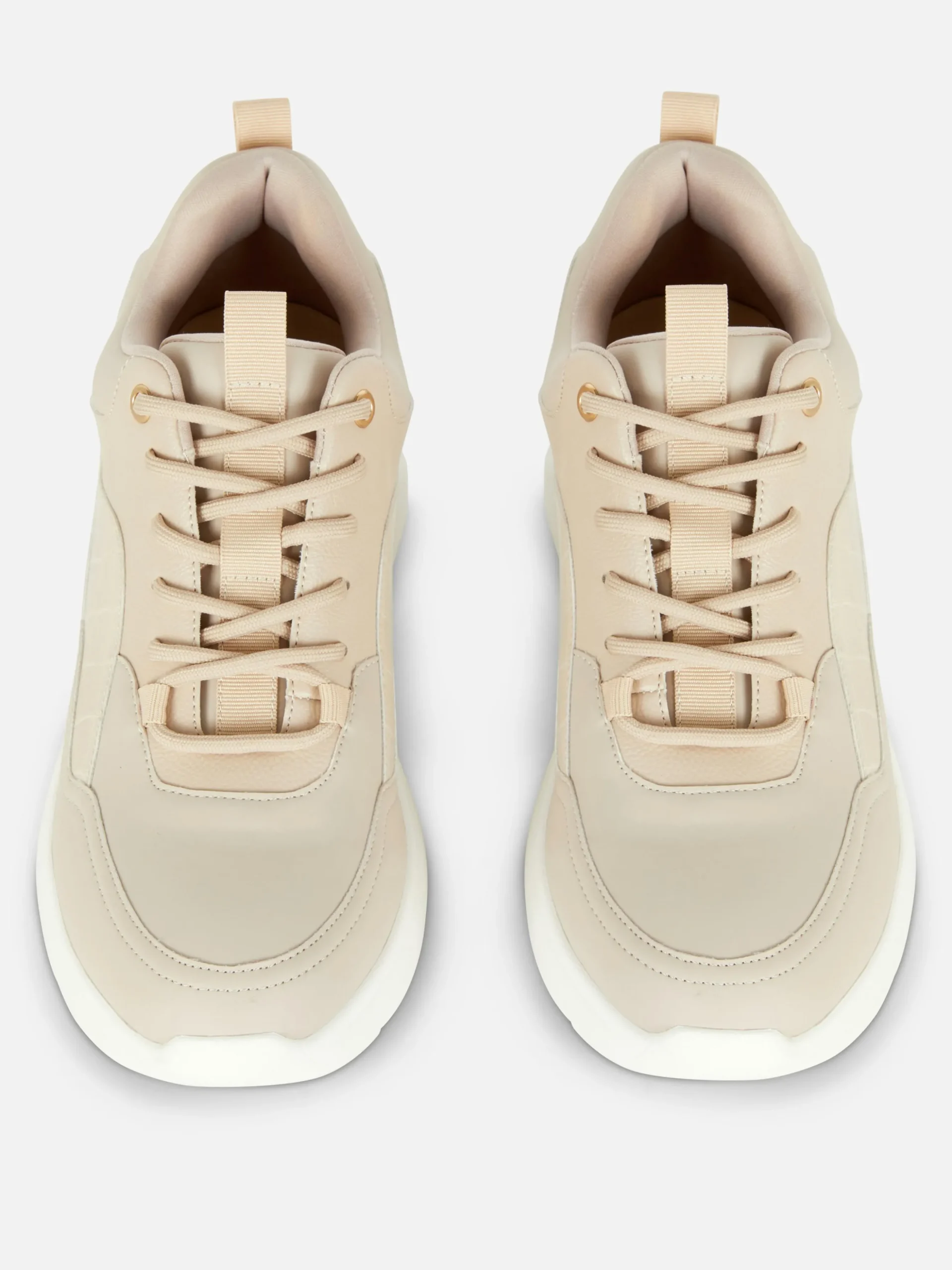 Sneakers Met Sleehak En Metalen Afwerking
