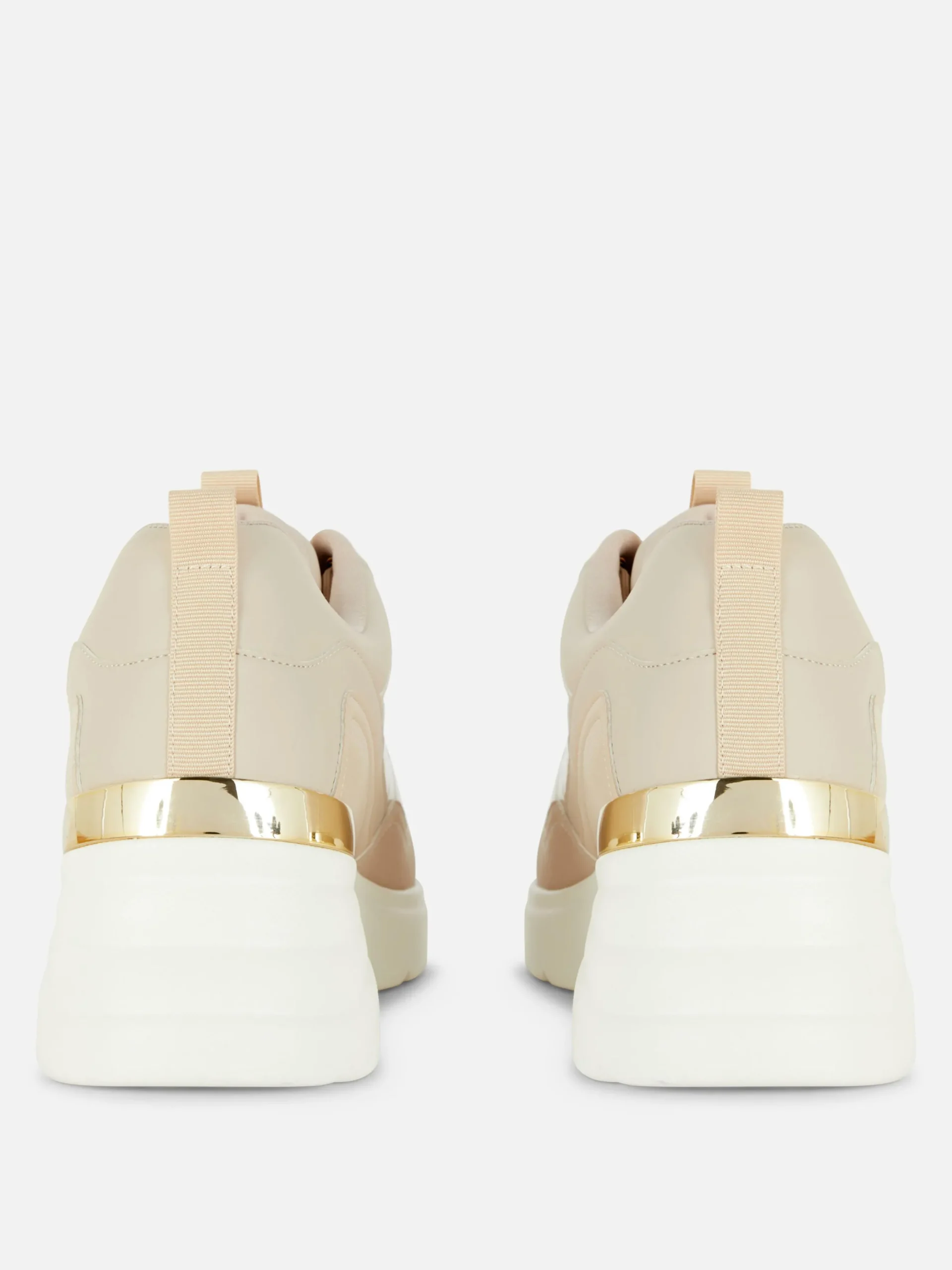 Sneakers Met Sleehak En Metalen Afwerking