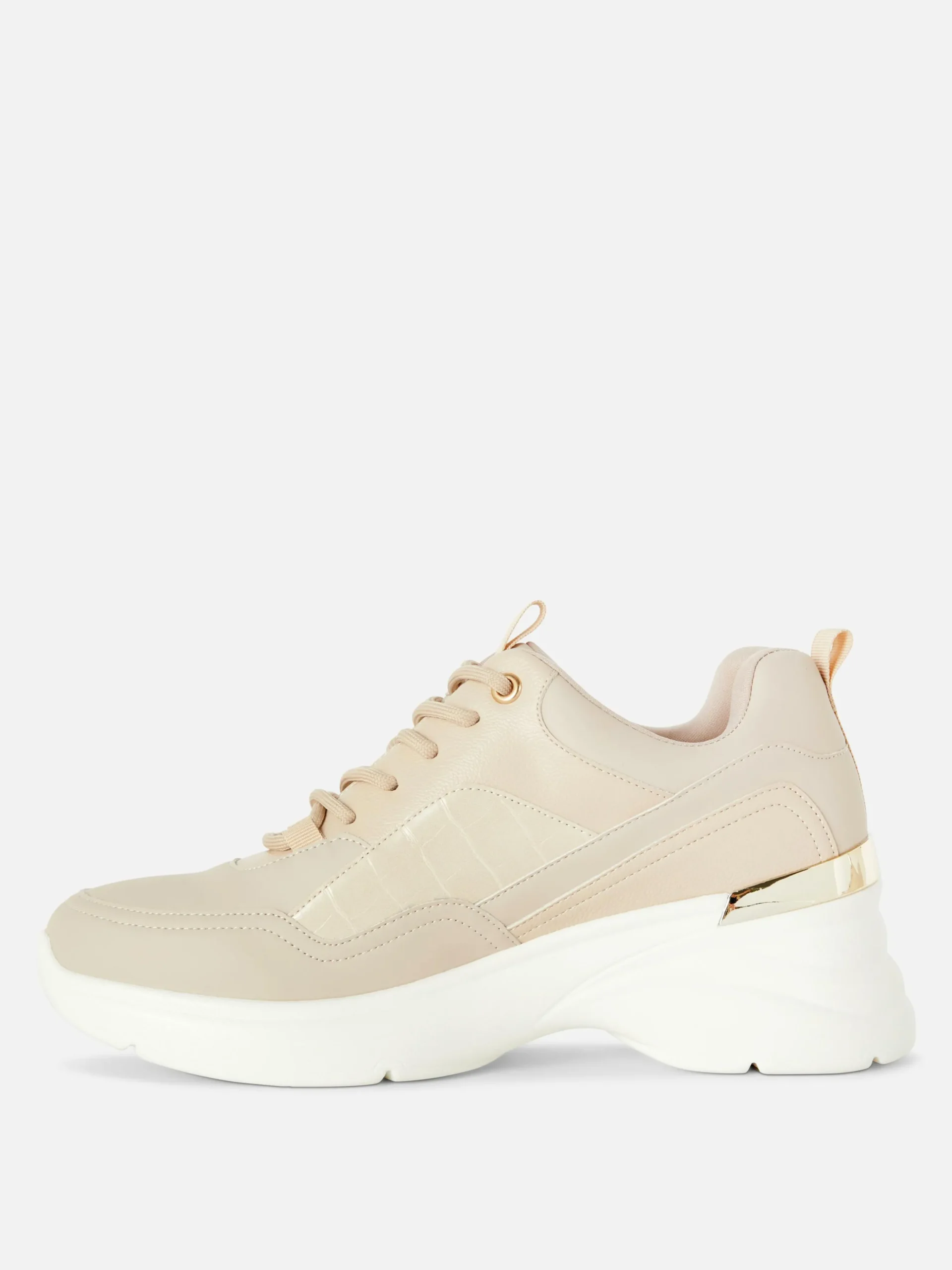 Sneakers Met Sleehak En Metalen Afwerking